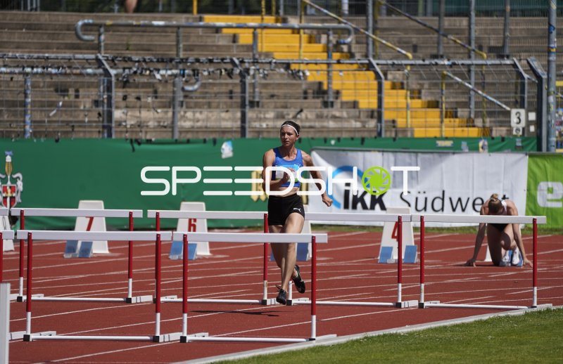 Hürdenläuferin im Sprint zwischen den Hürden im Stadion Oberwerth