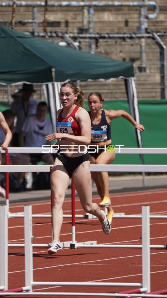 Jacob Nila und weitere Athletinnen im Hürdenlauf in Koblenz