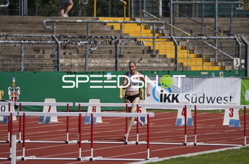 Franziska Blessin im Hürdenlauf beim Stadion Oberwerth Koblenz