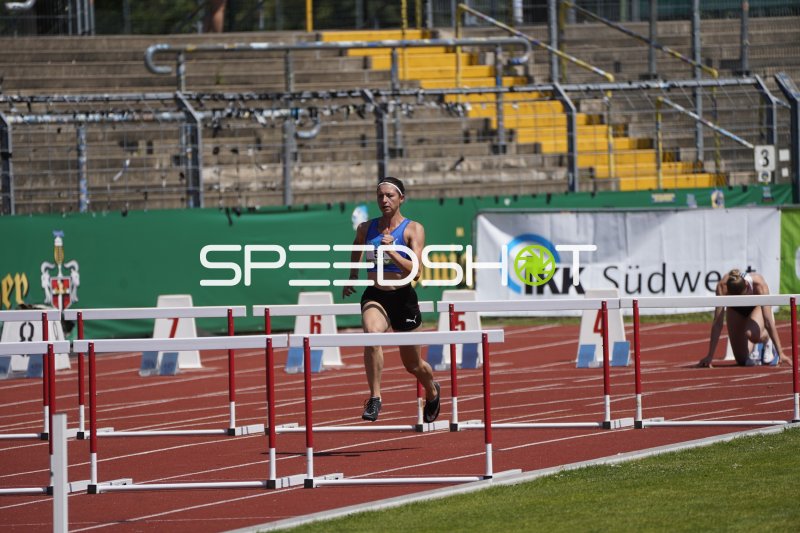 Schwab Mara im Hürdenlauf im Stadion Oberwerth Koblenz
