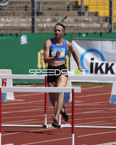 Hürdenläuferin im Sprint zwischen den Hürden im Stadion Oberwerth