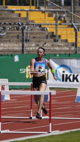 Hürdenläuferin im Sprint zwischen den Hürden im Stadion Oberwerth