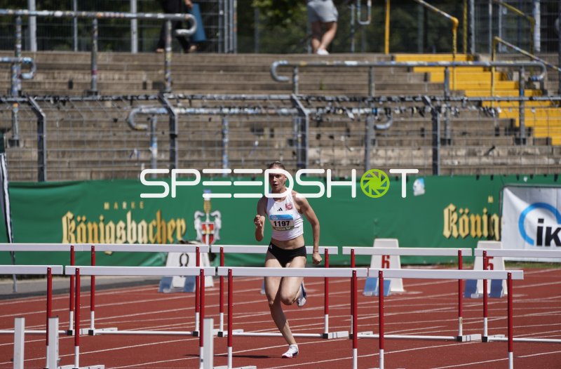 Franziska Blessin im Hürdenlauf beim Stadion Oberwerth Koblenz