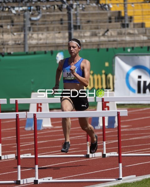 Schwab Mara im Hürdenlauf im Stadion Oberwerth Koblenz