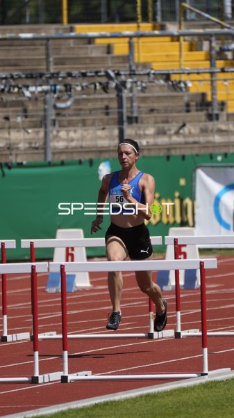 Schwab Mara im Hürdenlauf im Stadion Oberwerth Koblenz