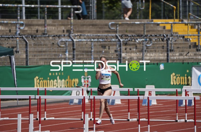 Franziska Blessin im Hürdenlauf beim Leichtathletik-Meeting in Koblenz
