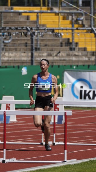 Schwab Mara im Hürdenlauf im Stadion Oberwerth Koblenz