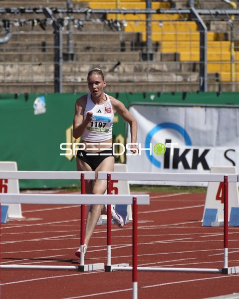 Franziska Blessin im Hürdenlauf beim Stadion Oberwerth Koblenz