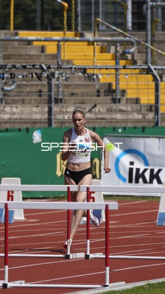 Franziska Blessin im Hürdenlauf beim Stadion Oberwerth Koblenz