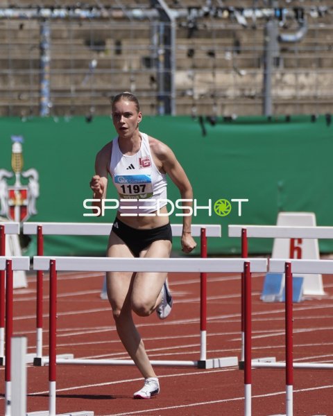 Franziska Blessin im Hürdenlauf beim Stadion Oberwerth Koblenz