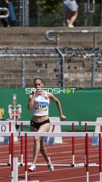 Franziska Blessin im Hürdenlauf beim Leichtathletik-Meeting in Koblenz