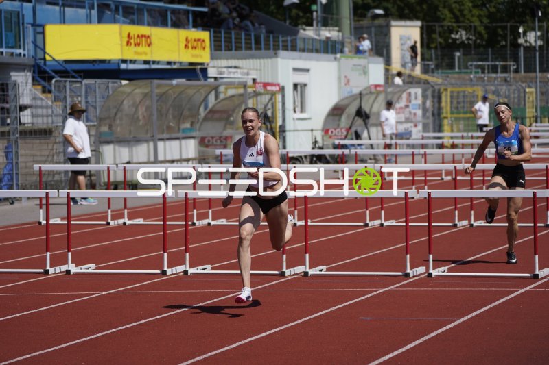Franziska Blessin im Hürdenlauf beim Stadion Oberwerth Koblenz
