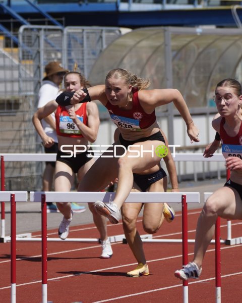 Scharf Alexandra führt das Hürdenfeld im Stadion Oberwerth Koblenz an