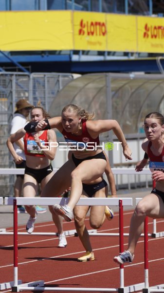Scharf Alexandra führt das Hürdenfeld im Stadion Oberwerth Koblenz an