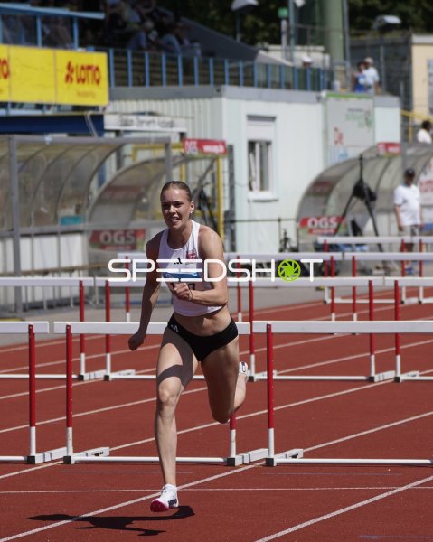 Franziska Blessin im Hürdenlauf beim Stadion Oberwerth Koblenz