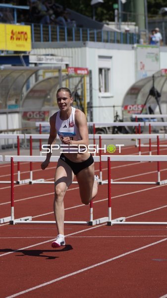 Franziska Blessin im Hürdenlauf beim Stadion Oberwerth Koblenz