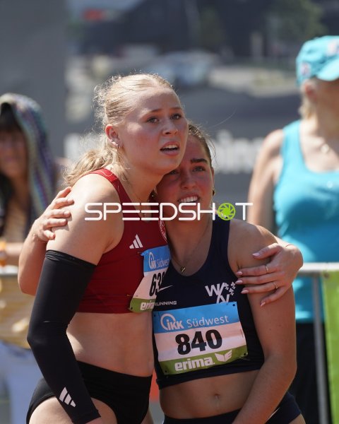 Zwei Athletinnen umarmen sich nach dem Wettkampf in Koblenz