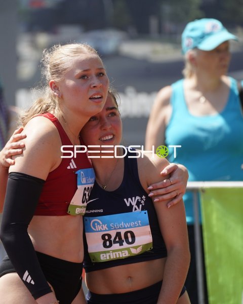 Jacob Nila und Athletin beim Jubel im Stadion Oberwerth Koblenz
