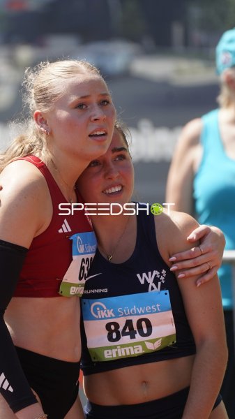 Jacob Nila und Athletin beim Jubel im Stadion Oberwerth Koblenz