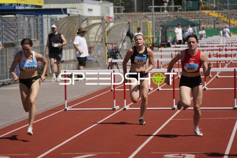 Ronja Walthaner und weitere Athletinnen im Hürdenrennen in Koblenz