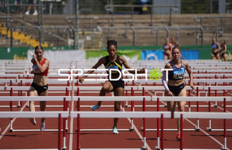 Nicole Frey und weitere Athletinnen im 100m-Hürdenlauf in Koblenz