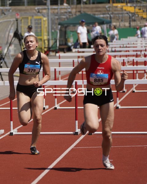 Ronja Walthaner und weitere Athletinnen im Hürdenrennen in Koblenz