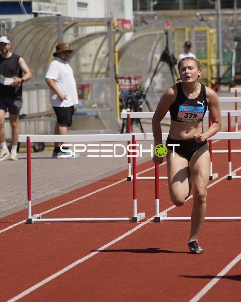 Ronja Walthaner und weitere Athletinnen im Hürdenrennen in Koblenz
