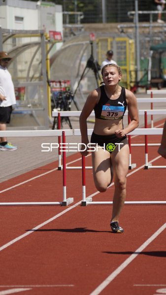 Ronja Walthaner und weitere Athletinnen im Hürdenrennen in Koblenz