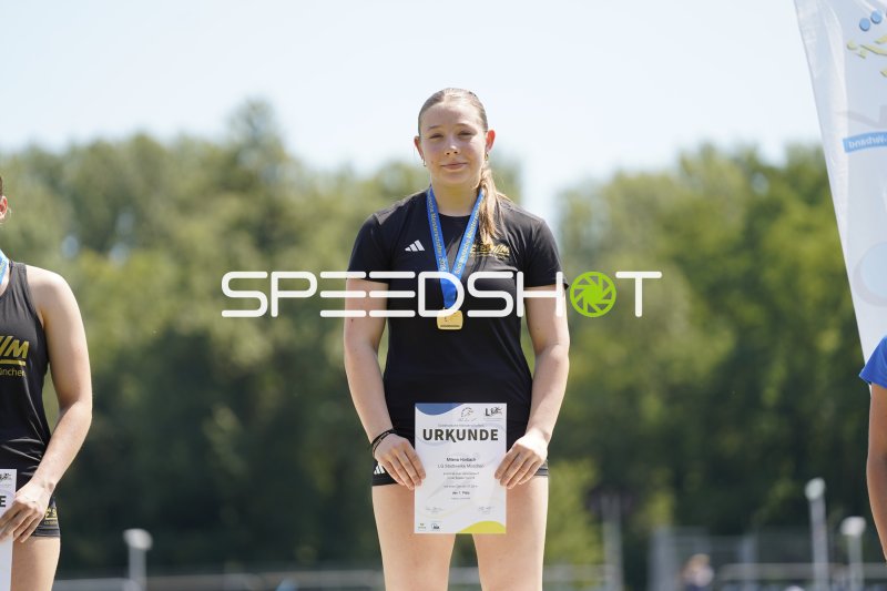 Milena Harbach mit Goldmedaille und Urkunde bei der Siegerehrung in Koblenz