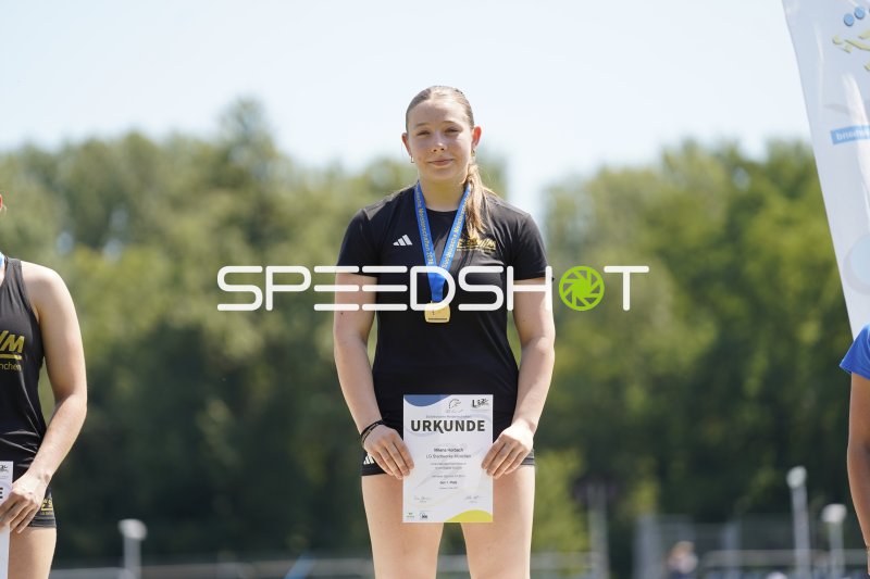 Milena Horbach mit Goldmedaille und Urkunde bei der Siegerehrung in Koblenz