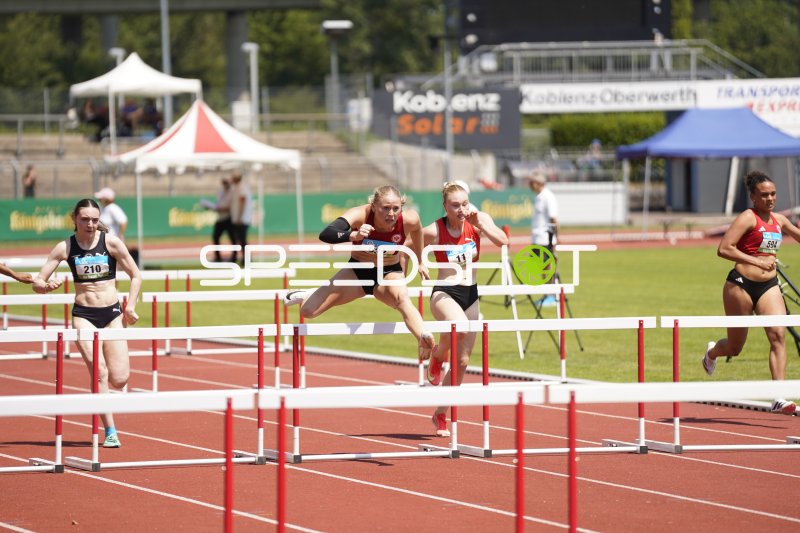 Nele Zwirner und weitere Athletinnen im Hürdenlauf in Koblenz