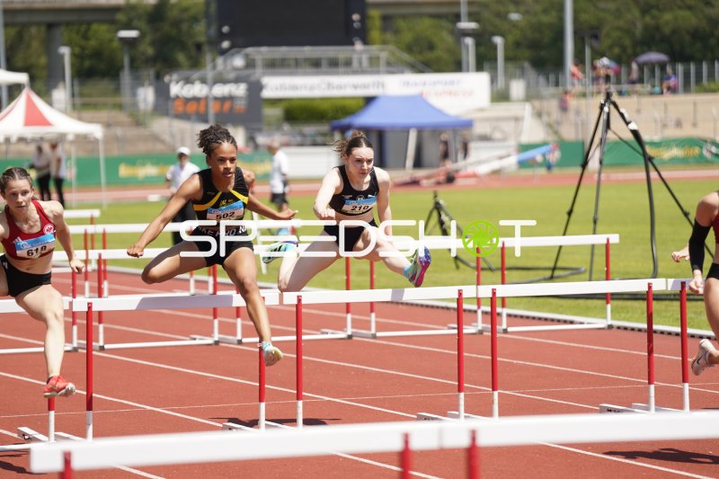 Stephanie Kleiber und Denkey Julie beim Hürdenlauf im Stadion Oberwerth