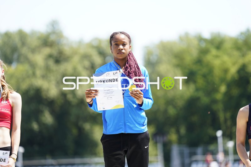 Eze Munachi mit Urkunde und Medaille bei der Siegerehrung in Koblenz