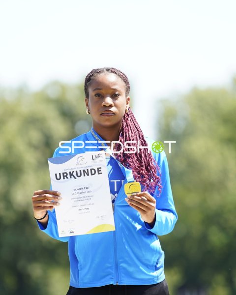 Eze Munachi mit Urkunde und Medaille bei der Siegerehrung in Koblenz