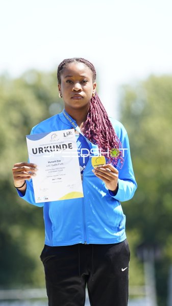 Eze Munachi mit Urkunde und Medaille bei der Siegerehrung in Koblenz