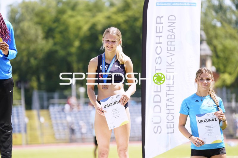 Kurz Sara bei der Siegerehrung der Süddeutschen Leichtathletik-Meisterschaften