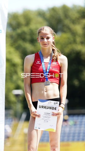 Schmidt Lina bei der Siegerehrung beim Süddeutschen Leichtathletik-Verband