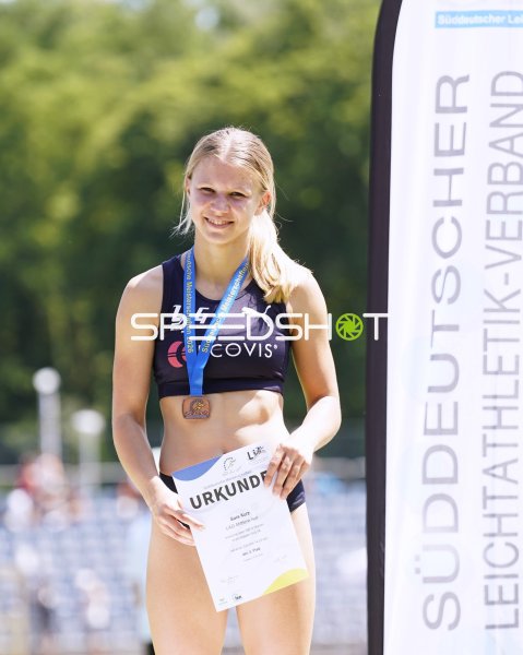 Kurz Sara bei der Siegerehrung der Süddeutschen Leichtathletik-Meisterschaften