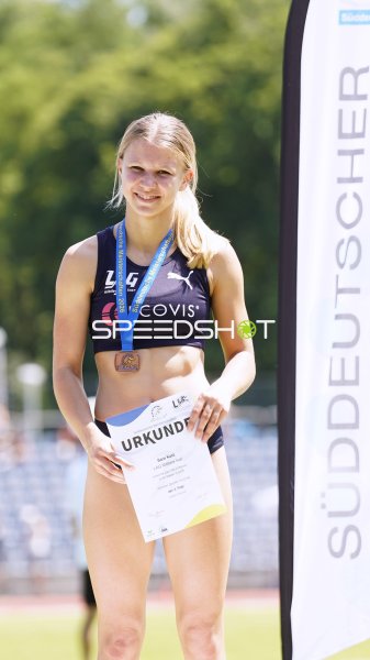 Kurz Sara bei der Siegerehrung der Süddeutschen Leichtathletik-Meisterschaften