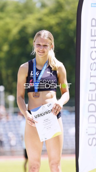 Kurz Sara bei der Siegerehrung – Süddeutscher Leichtathletik-Verband in Koblenz