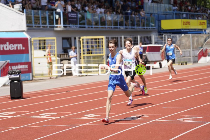 Stöber Tom führt das Feld beim Lauf im Stadion Oberwerth Koblenz