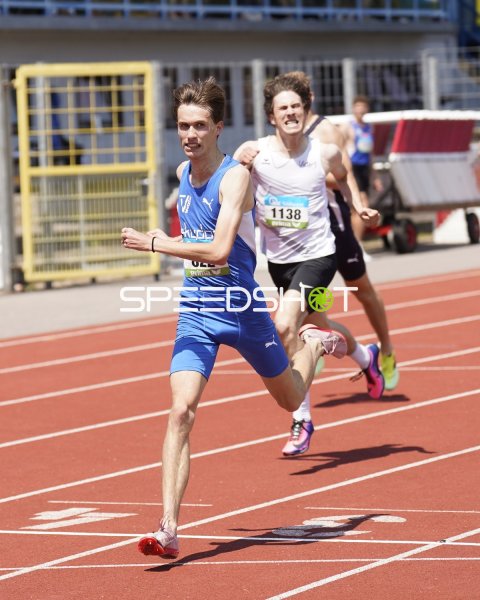 Stöber Tom führt das Feld beim Lauf im Stadion Oberwerth Koblenz