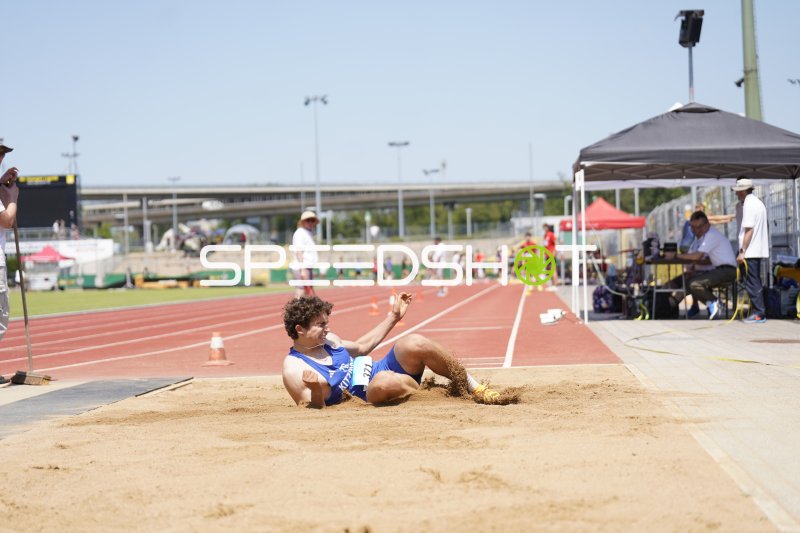 Wörner Laura landet im Sand beim Weitsprung in Koblenz