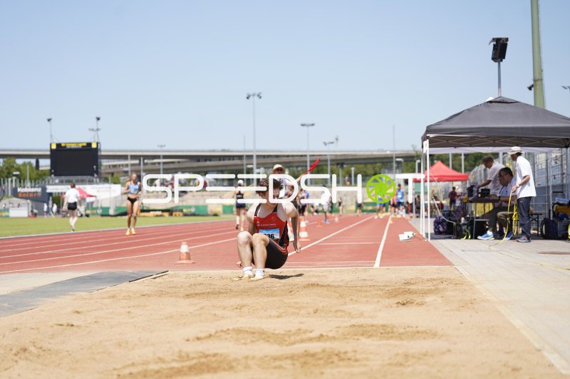 Beraz Carina landet im Sandkasten beim Weitsprung in Koblenz
