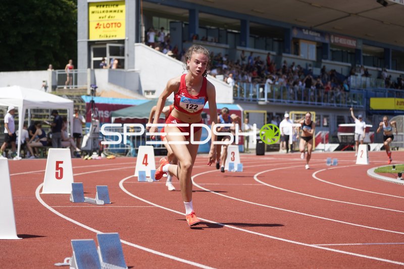Matilda BUCHANAN (122) im Sprint auf der Tartanbahn in Koblenz