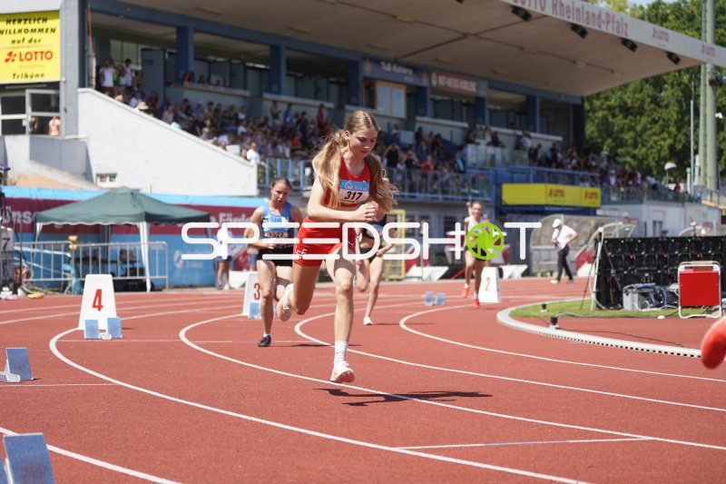 Gabikova Kristina (317) führt das Feld im Sprint in Koblenz an