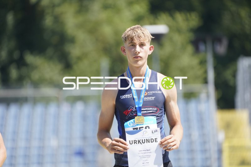 Leon Artur Bartz mit Goldmedaille und Urkunde bei den Süddeutschen Meisterschaften