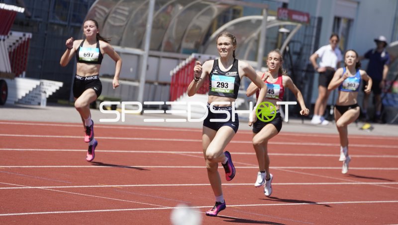 Frick Amelie (293) und Volmer Anna (697) im Sprint auf der Tartanbahn in Koblenz