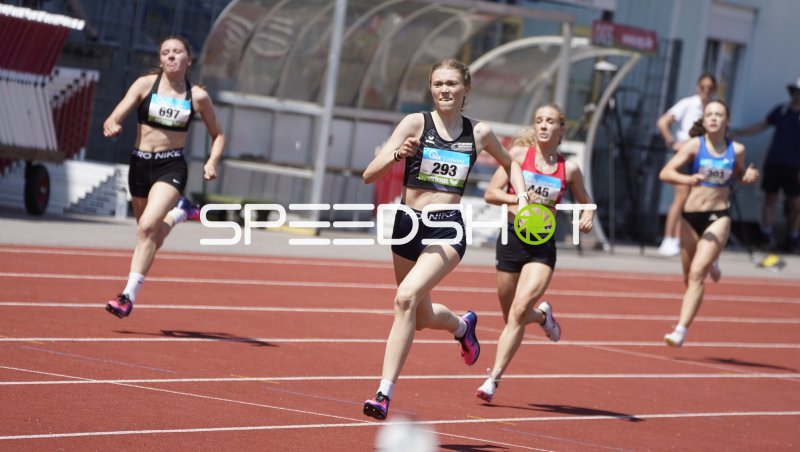 Frick Amelie (293) führt das Feld beim Lauf in Koblenz an