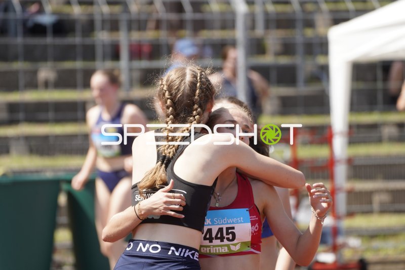 Herzliche Umarmung zweier Athletinnen beim Leichtathletik-Meeting in Koblenz